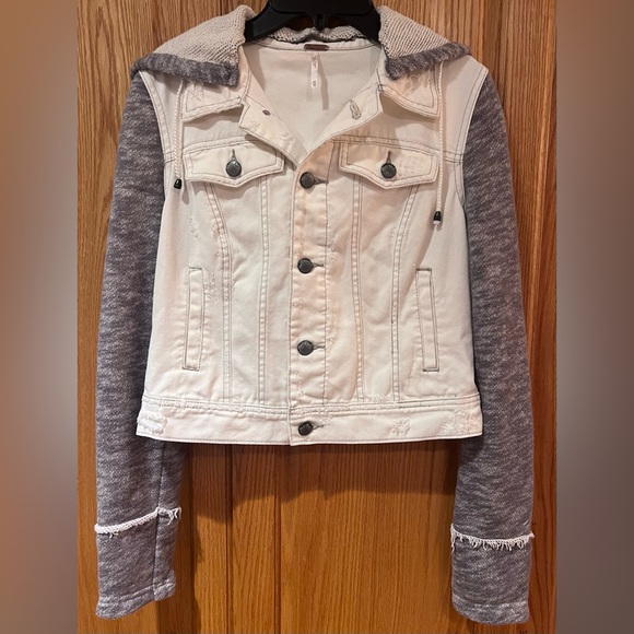 Free People Knit Sleeve & Knit‎ Hood Distressed White Denim Jean Jacket Size XS - Picture 6 of 16